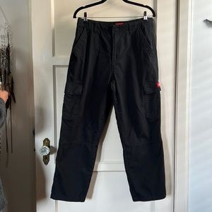 Dickies cargos in black. Cropped length.